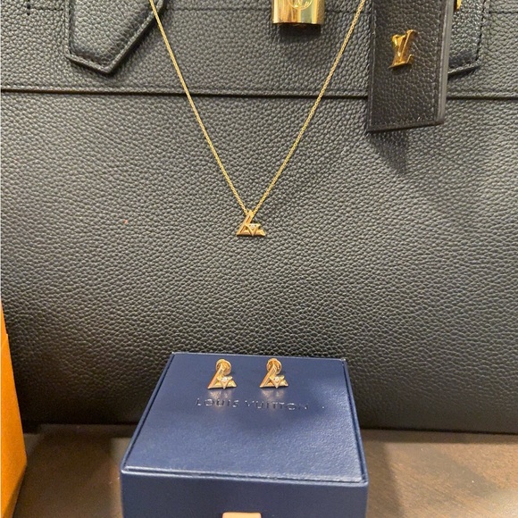 LV Volt pendant, gold, and diamond with gold chain. - Picture 5 of 15